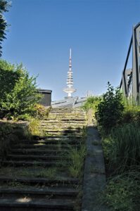 urban / Treppe am alten Botanischen Garten, im Hintergrund der Tele-Michel / Planten un Blomen (Hamburg)