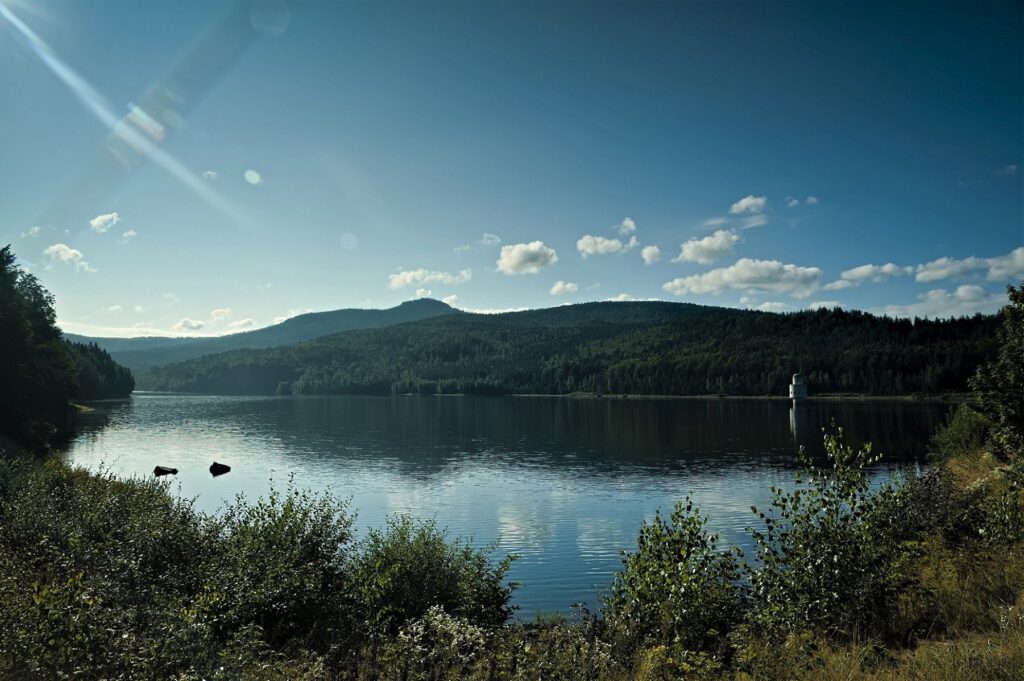 on the way / Blick auf den Wasserspeicher der Trinkwassertalsperre Frauenau / rechts der Entnahmeturm (AR 08/2021)