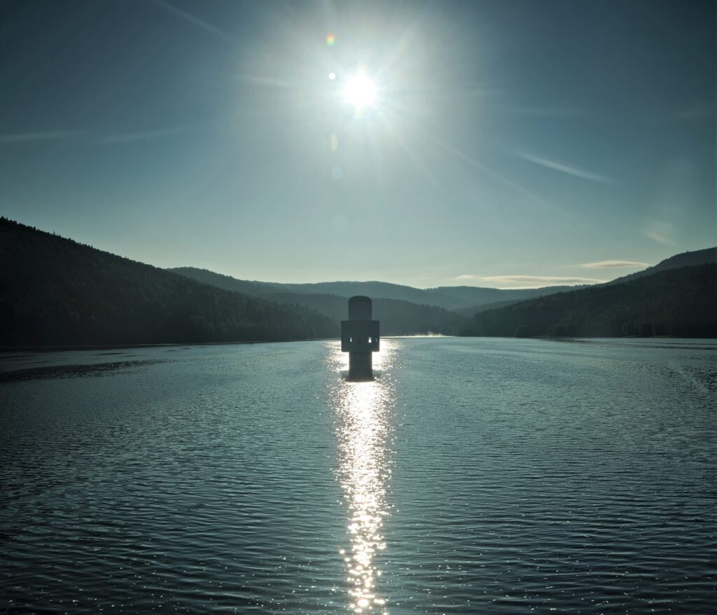 on the way / Blick auf den Wasserspeicher der Trinkwassertalsperre Frauenau / in der Mitte der Entnahmeturm (AR 08/2021)