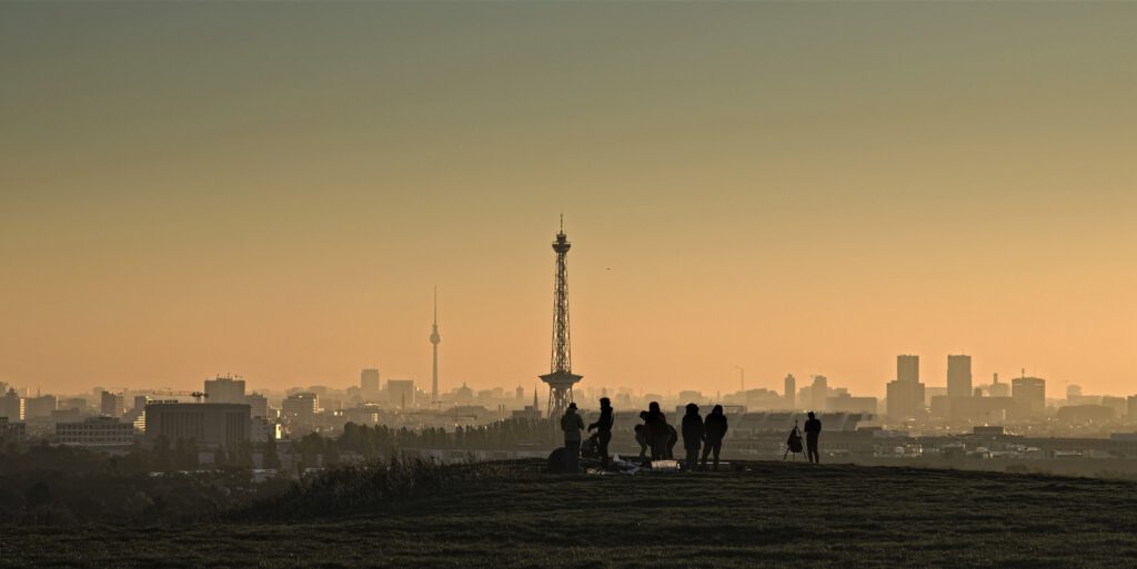 urban / Morgenstimmung auf dem Drachenberg (Charlottenburg-Westend) / im Vordergrund der Funkturm, links dahinter der Berliner Fernsehturm (AR 10/2021)