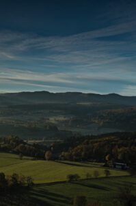 Früh morgendlicher Blick vom Wachtküppel, dem „Lausbub der Rhön“ aus gesehen / Biosphärenreservat Rhön (AR 10/2021)