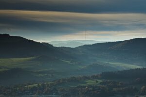 Früh morgendlicher Blick vom Wachtküppel, dem „Lausbub der Rhön“ aus gesehen / Biosphärenreservat Rhön (AR 10/2021)