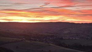 Früh morgendlicher Blick vom Wachtküppel, dem „Lausbub der Rhön“ aus gesehen / Biosphärenreservat Rhön (AR 10/2021)