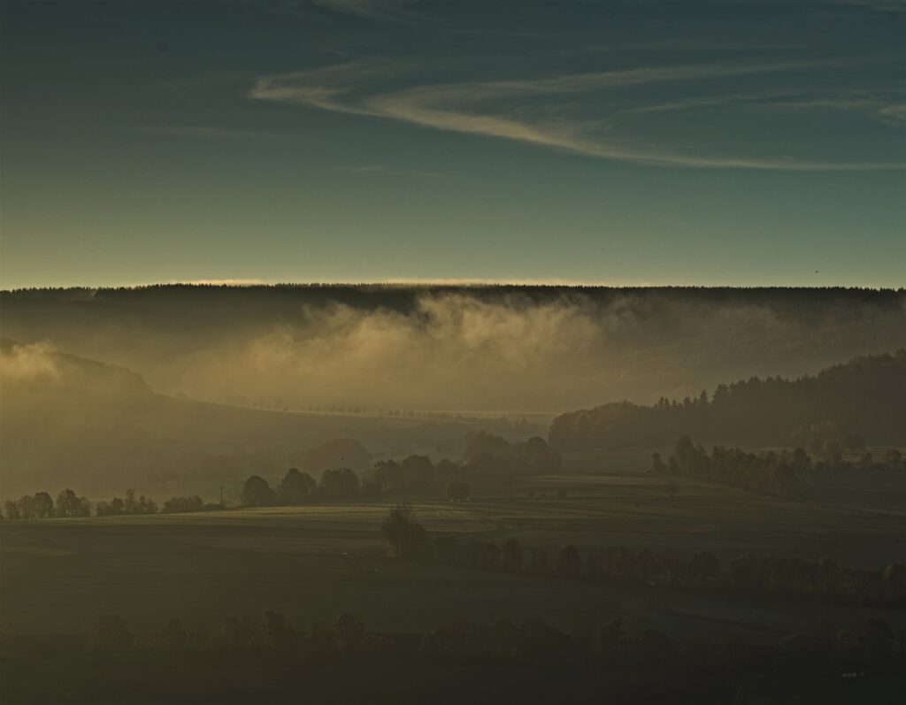 on the way / Früh am Morgen, der Nebel verflüchtigt sich / vom Habelberg bei Tann im Biosphärenreservat Rhön aus gesehen (AR 10/2021)