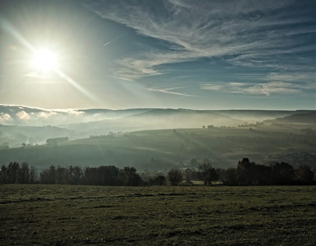 on the way / Früh am Morgen, der Nebel verflüchtigt sich / vom Habelberg bei Tann im Biosphärenreservat Rhön aus gesehen (AR 10/2021)