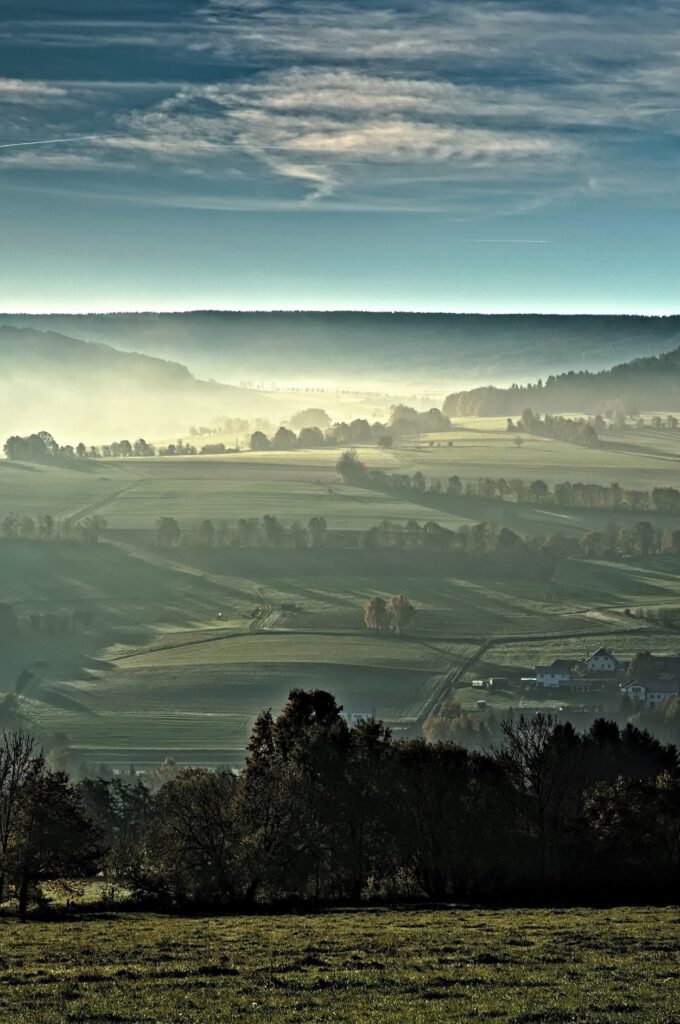 on the way / Früh am Morgen, der Nebel verflüchtigt sich / vom Habelberg bei Tann im Biosphärenreservat Rhön aus gesehen (AR 10/2021)