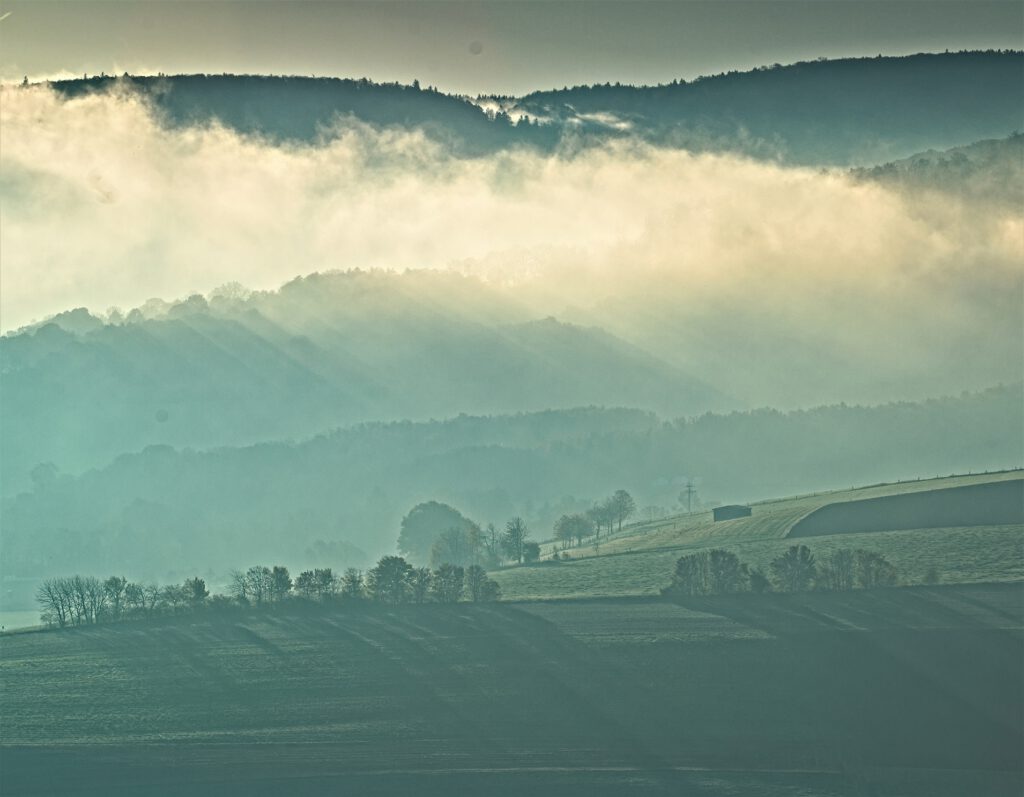 on the way / Früh am Morgen, der Nebel verflüchtigt sich langsam / vom Habelberg bei Tann im Biosphärenreservat Rhön aus gesehen (AR 10/2021)