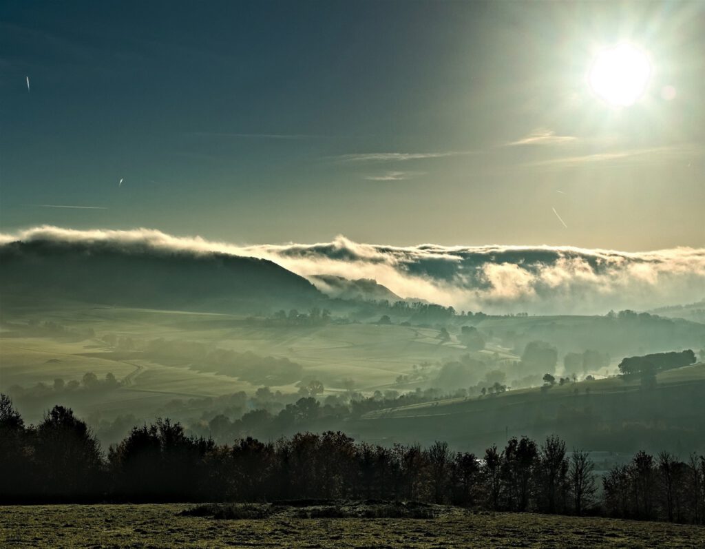 on the way / Früh am Morgen, der Nebel verflüchtigt sich langsam / vom Habelberg bei Tann im Biosphärenreservat Rhön aus gesehen (AR 10/2021)