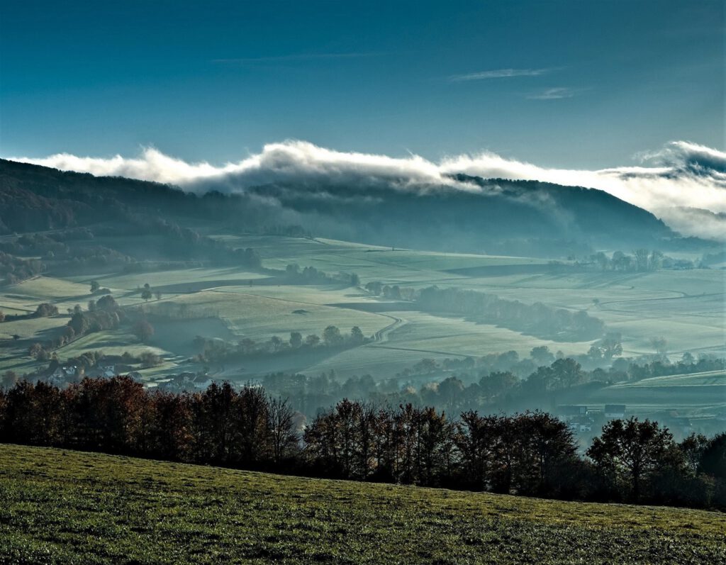 on the way / Früh am Morgen, der Nebel verflüchtigt sich / vom Habelberg bei Tann im Biosphärenreservat Rhön aus gesehen (AR 10/2021)