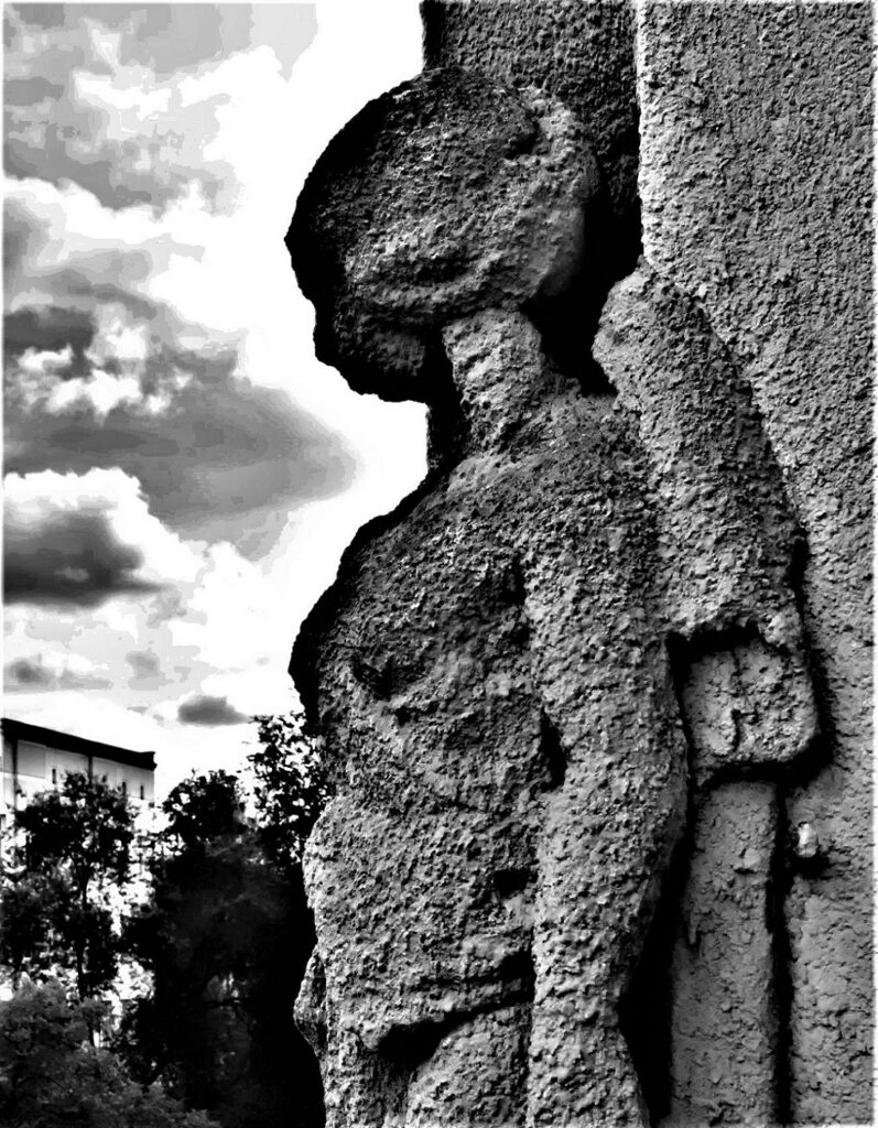 lost place / Stuckengel an der Außenfassade Mietskaserne im Berliner Wedding (AR 09/2021)