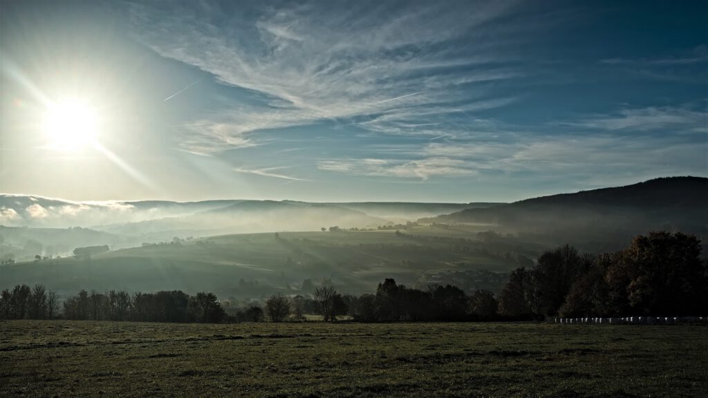 on the way / Der neue Tag ist da - vom Habelberg bei Tann im Biosphärenreservat Rhön aus gesehen (AR 10/2021)