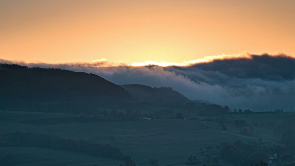 on the way / Der Sonnenaufgang beginnt - vom Habelberg bei Tann im Biosphärenreservat Rhön aus gesehen (AR 10/2021)