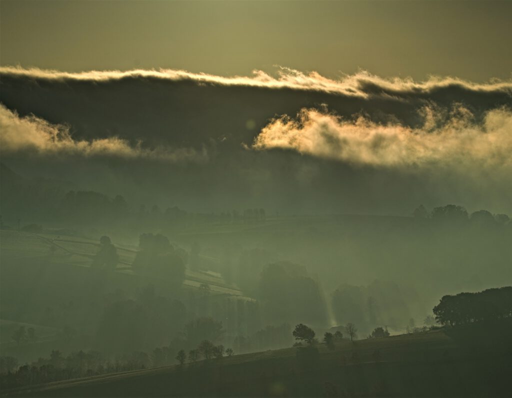 on the way / Früh am Morgen, der Nebel verflüchtigt sich / vom Habelberg bei Tann im Biosphärenreservat Rhön aus gesehen (AR 10/2021)