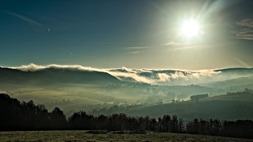 on the way / Früh am Morgen, der Nebel verflüchtigt sich / vom Habelberg bei Tann im Biosphärenreservat Rhön aus gesehen (AR 10/2021)