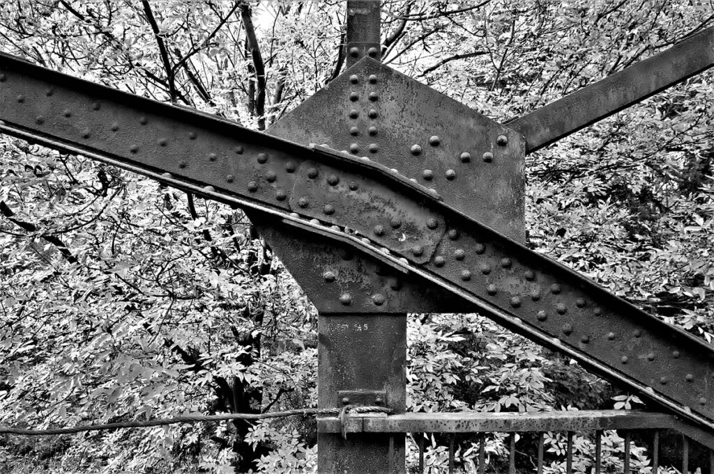 lost place / Stahlkonstruktion einer militärhistorischen Versuchsbrücke, erbaut in den 1930iger Jahren / bei Roßlau (Elbe) (AR 09/2021)