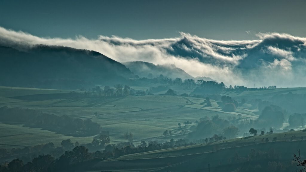 on the way / Früh am Morgen, der Nebel verflüchtigt sich / vom Habelberg bei Tann im Biosphärenreservat Rhön aus gesehen (AR 10/2021)