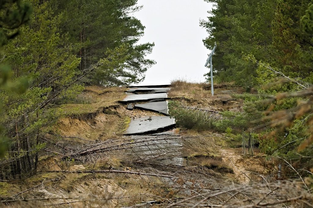 Sperrgebiete (exhibition) / Auswirkungen von Erdrutschungen in der Lausitzer Tagebaufolgelandschaft (Bergbaufolgelandschaft) (AR-11/2020)