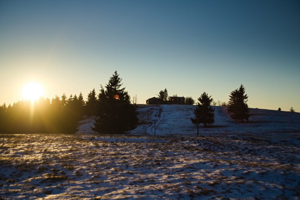 on the way / Feuerberg, Blick auf die Kissinger Hütte am frühen Morgen / Bayerische Rhön (Landkreis Rhön-Grabfeld) (AR 03/2021)