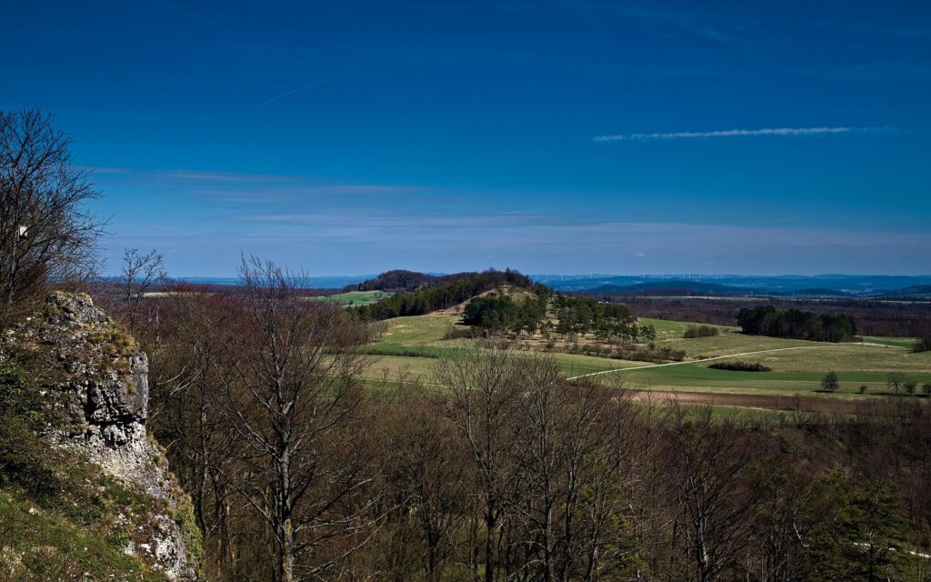 on the way / der Spitzberg vom Staffelberg aus gesehen / Bad Staffelstein in Oberfranken (AR 04/2022)