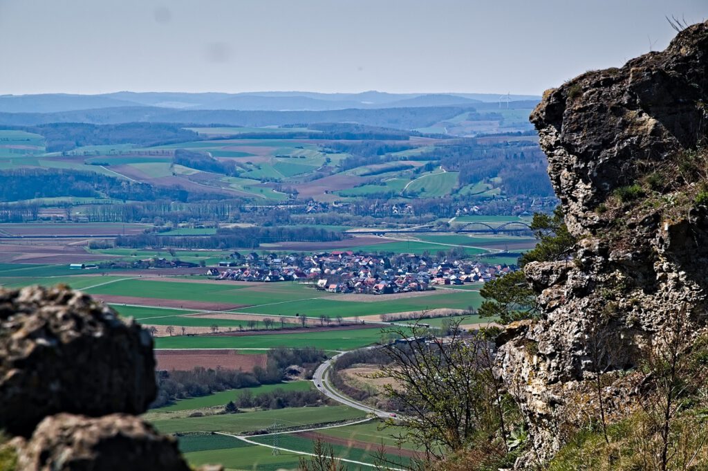 on the way / unterwegs auf dem Staffelberg, Blickrichtung Bad Staffelstein / Oberfranken (AR 04/2022)