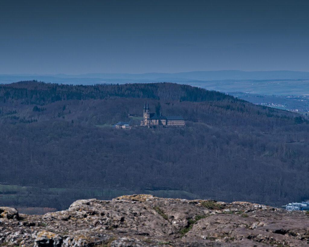 on the way / unterwegs auf dem Staffelberg, Blickrichtung Kloster Banz / Bad Staffelstein in Oberfranken (AR 04/2022)