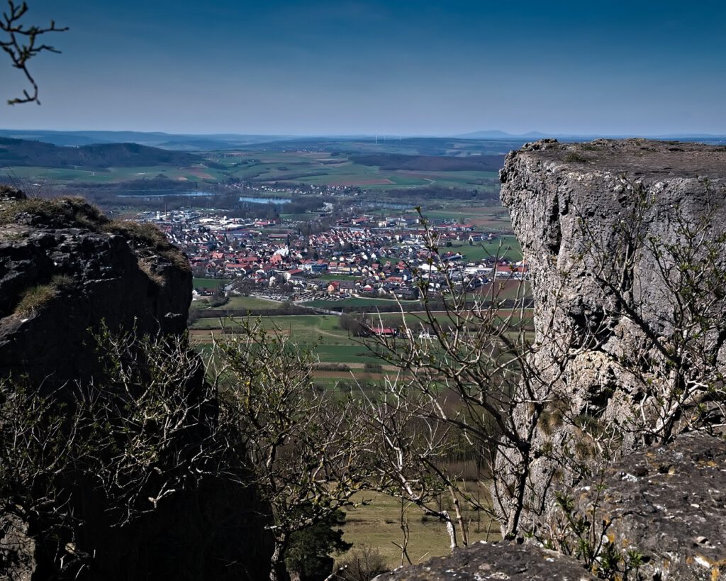 on the way / unterwegs auf dem Staffelberg, Blickrichtung Bad Staffelstein / Oberfranken (AR 04/2022)