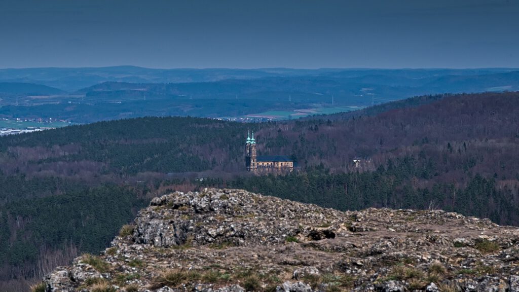 on the way / die Basilika Vierzehnheiligen vom Staffelberg aus gesehen / Bad Staffelstein in Oberfranken (AR 04/2022)