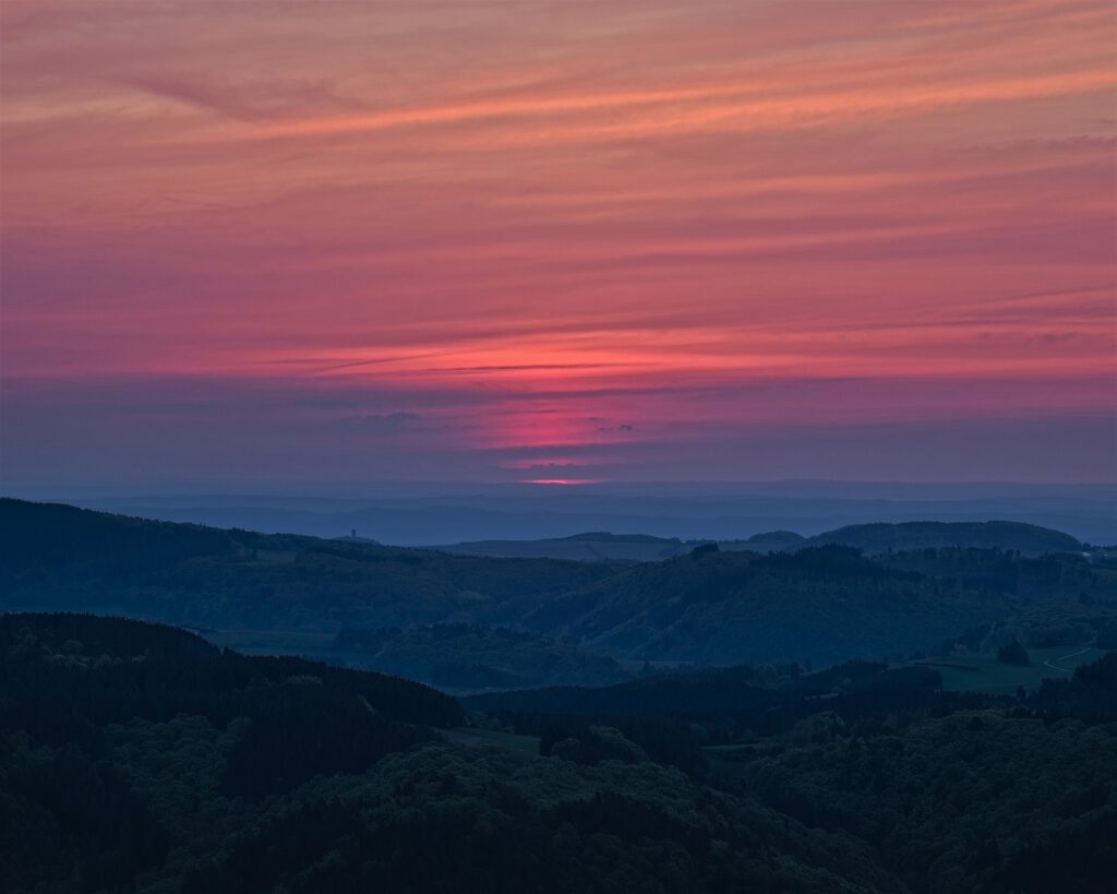 Früh morgens auf dem Kaiser-Wilhelm-Turm auf dem Berg Hohe Acht (Eifel) (AR 05 2022)