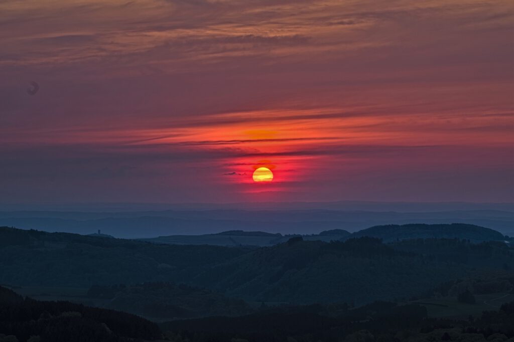 Früh morgens auf dem Kaiser-Wilhelm-Turm auf dem Berg Hohe Acht (Eifel) (AR 05 2022)