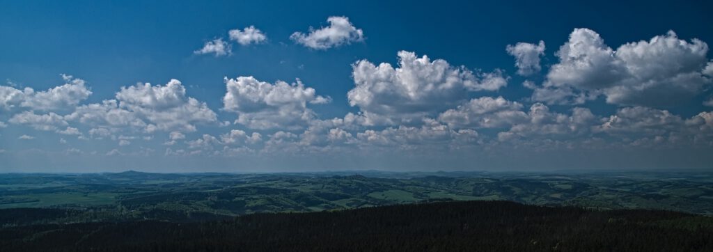Panoramablick vom Kaiser-Wilhelm-Turm auf dem Berg Hohe Acht (Eifel) (AR 05 2022)