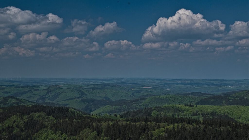Ausblick vom Kaiser-Wilhelm-Turm auf dem Berg Hohe Acht (Eifel) (AR 05 2022)
