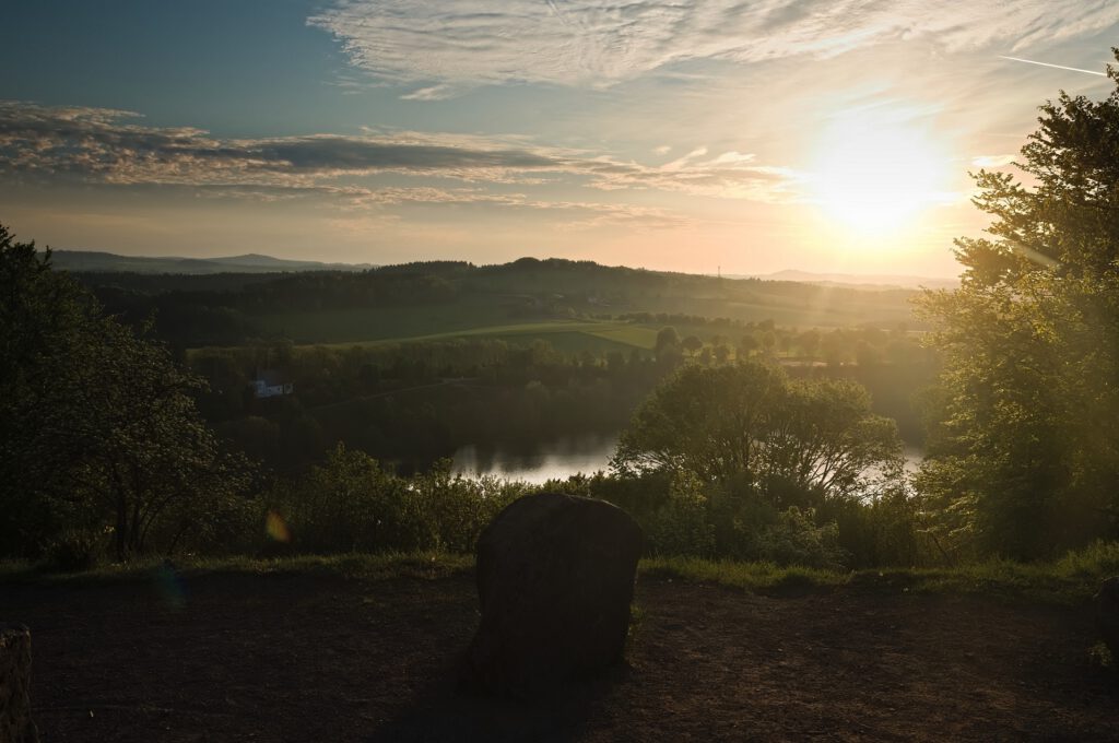 Maare der Vulkaneifel / der Weinfelder Maar bei Sonnenaufgang vom Mäuseberg aus gesehen (Dauner Maare) (AR 05/2022)