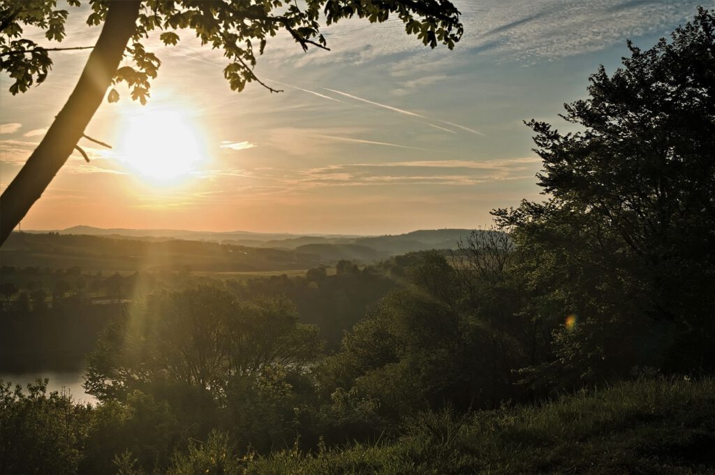 Maare der Vulkaneifel / der Weinfelder Maar bei Sonnenaufgang vom Mäuseberg aus gesehen (Dauner Maare) (AR 05/2022)