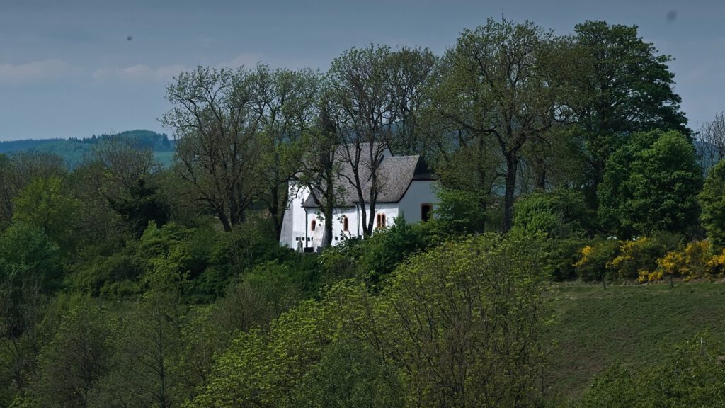 Martinskapelle am Weinfelder Maar (Totenmaar) / Vulkaneifel (AR 05/2022)