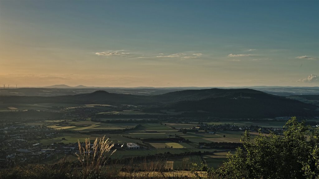 on the way / Abendstimmung - vom Staffelberg in Bad Staffelstein aus gesehen / Oberfranken (AR 06/2022)