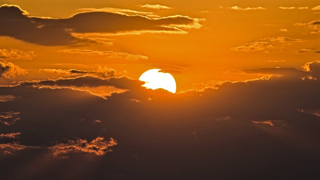 on the way / Sonnenaufgang vom Staffelberg in Bad Staffelstein aus gesehen / Oberfranken (AR 06/2022)