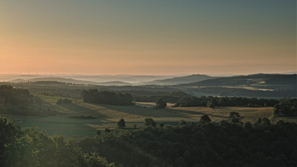 on the way / Morgenstimmung - vom Staffelberg in Bad Staffelstein aus gesehen / Oberfranken (AR 06/2022)