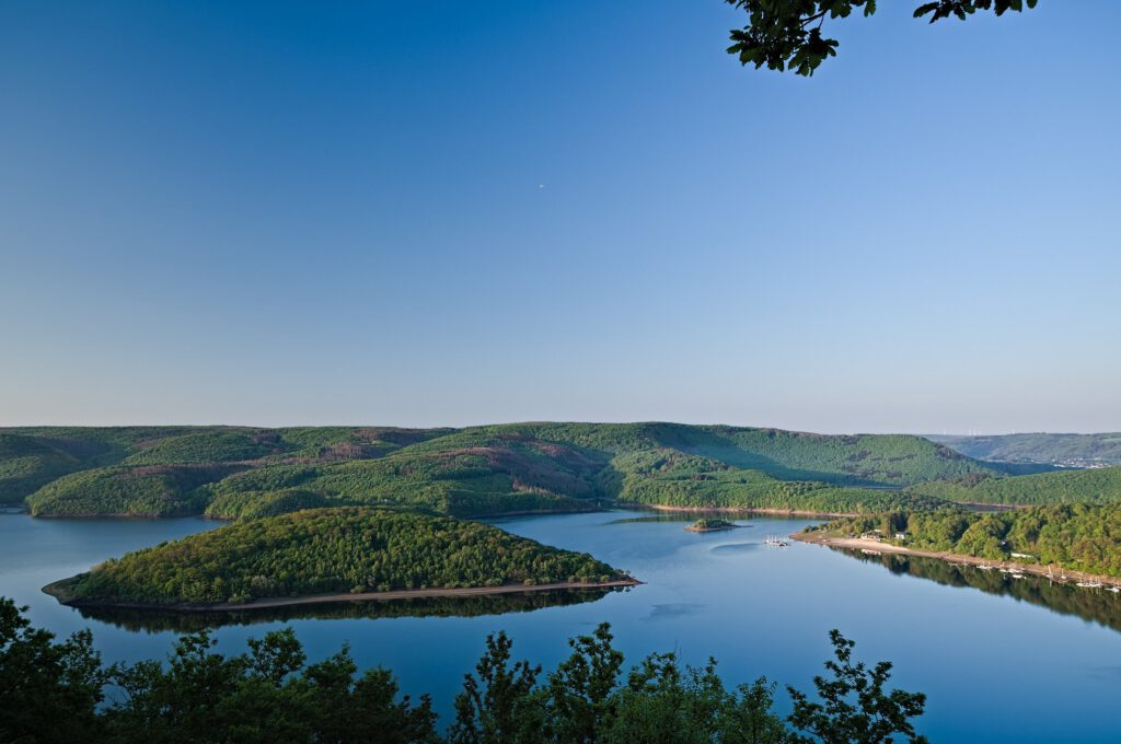 Rursee-Blick von der Hubertushöhe aus gesehen (Nideggen-Schmidt / Eifel) (AR 05/2022)