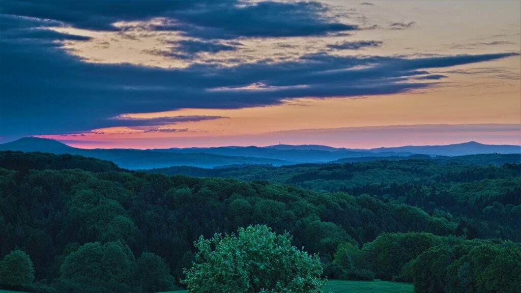 Blick vom Kalvarienberg kurz vor Sonnenaufgang (Alendorf/Nordeifel) (AR 05/2022)