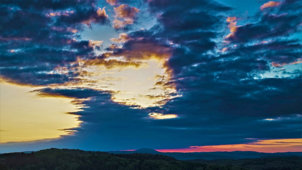 Blick vom Kalvarienberg in den Sonnenaufgang (Alendorf/Nordeifel) (AR 05/2022)