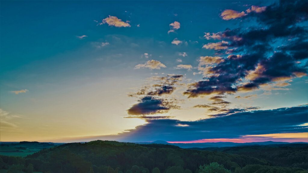 Blick vom Kalvarienberg in den Sonnenaufgang (Alendorf/Nordeifel) (AR 05/2022)