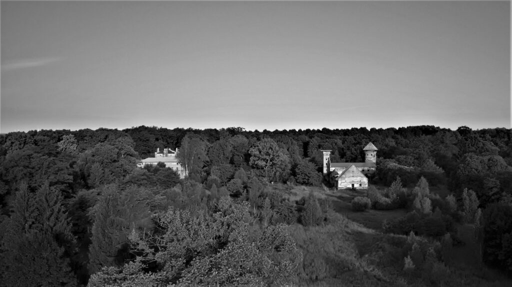 Luftaufnahme Gutsanlage Gentzrode / links das Herrenhaus, rechts der Kornspeicher mit Wohnturm (Gentzrode / Neuruppin) (AR 07/2022)