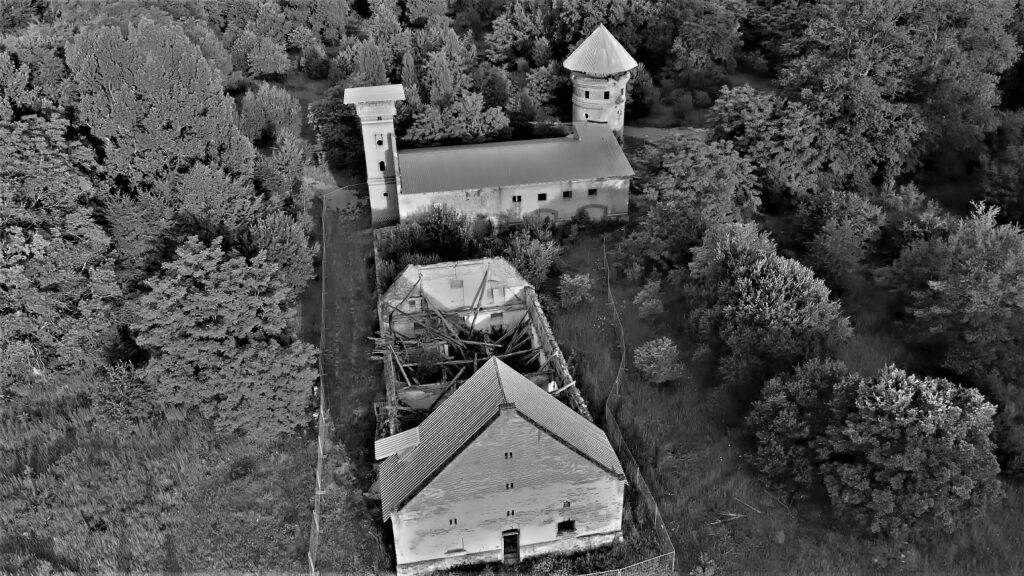 Luftaufnahme oben Kornspeicher, rechts oben der Wohnturm, unten ehemaliges Stallgebäude / Gutsanlage Gentzrode (Gentzrode / Neuruppin) (AR 07/2022)