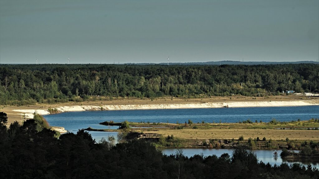 Der Cottbuser Ostsee vom Aussichtsturm Merzdorf aus gesehen / Blickrichtung Nord-West (AR 09/2022)