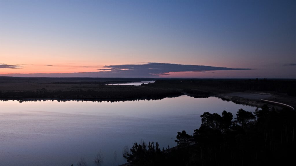 Oben - der Südrandschlauch, darunter der Cottbuser Ostsee vom Aussichtsturm Merzdorf aus gesehen/ Blickrichtung Süd-Ost (AR 09/2022)