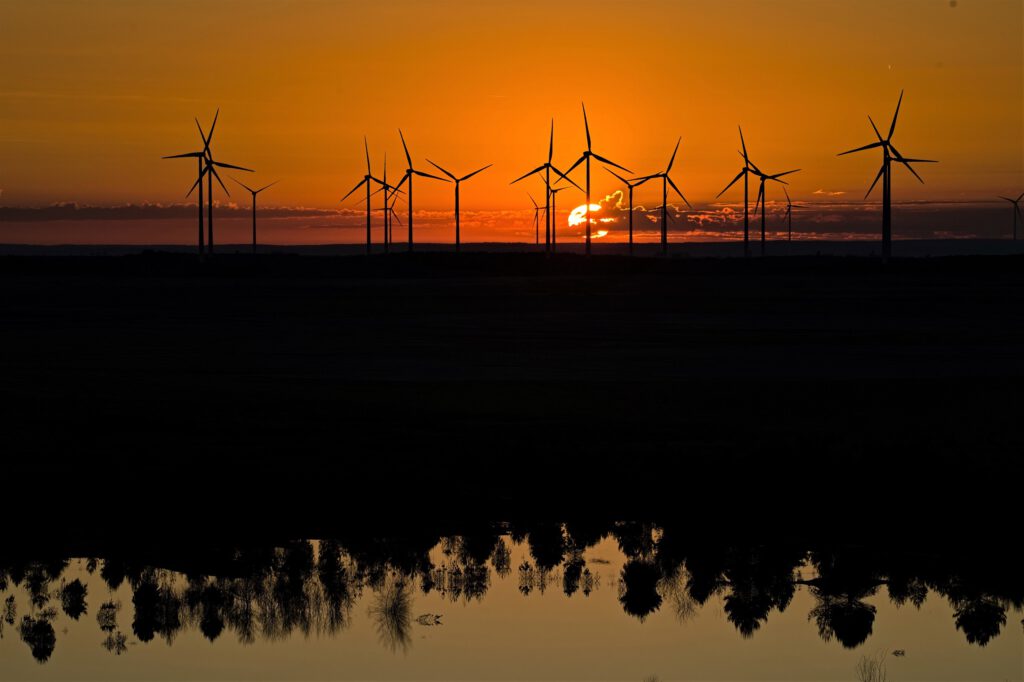 Sonnenaufgang - oben Windpark Cottbus, unten Cottbuser Ostsee vom Aussichtsturm Merzdorf aus gesehen (AR 09/2022)