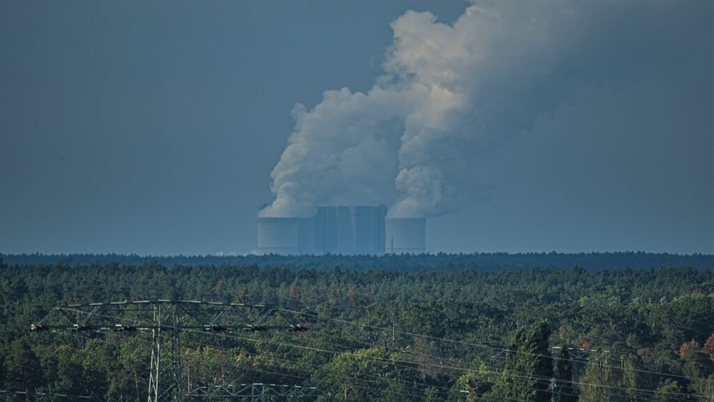Das Braunkohlekraftwerk Schwarze Punpe vom Aussichtsturm Merzdorf aus gesehen (AR 09/2022)