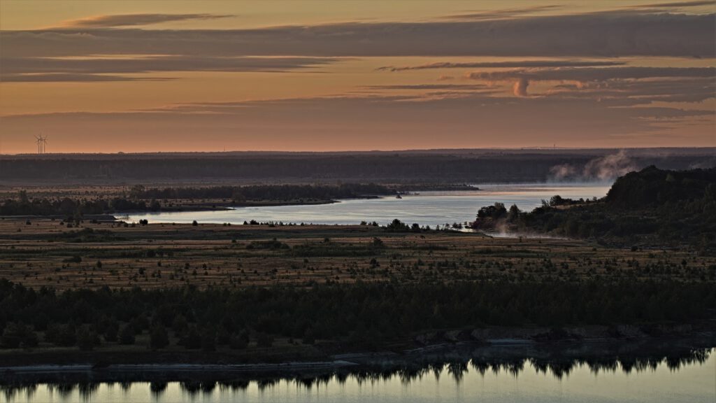 Kurz vor Sonnenaufgang - oben der Südrandschlauch, darunter der Cottbuser Ostsee vom Aussichtsturm Merzdorf aus gesehen/ Blickrichtung Süd-Ost (AR 09/2022)