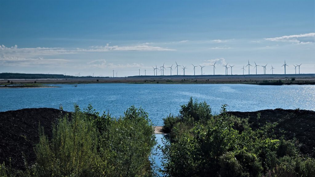 Blick über das Einlaufbauwerk Lakoma hinweg zum Windpark Cottbus / Cottbuser Ostsee (AR 09 / 2022)