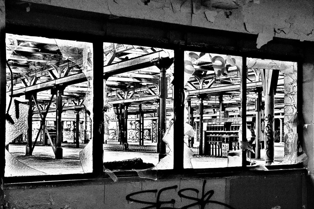 Lost Place / Blick in eine ehemalige Fabrikhalle für Klein- und Großmotoren, ca. 1890 erbaut / Köln (AR 09/2022)